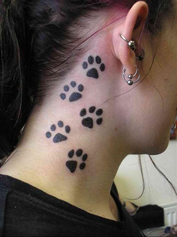 Sí es cierto que ya habíamos visto antes con bastante frecuencia, tatuajes de huellas de animales sobre la piel, pero es la primerva vez que nos encontramos con este tatuaje realizado sobre el cuello, aunque el tattoo en sí no es muy original, no podemos negar que la zona escogida para el tattoo, sí que es original