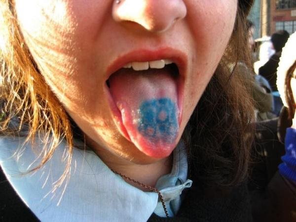 Tatuaje de una especie de calavera o algo así sobre la lengua, tal vez no quisieran darle ninguna forma en concreto, sino buscar alguna forma de cambiar de color la lengua y por ello, hayan decidido tatuar la lengua para así darle un aspecto original