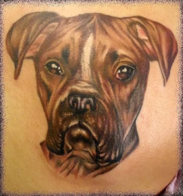Tatuaje de un cachorro de perro boxer con las orejas enteras y unos ojos almendrados, este tatuaje ha quedado muy bien, ya que se le han tatuado todas las arrugas que caracterizan a este animal