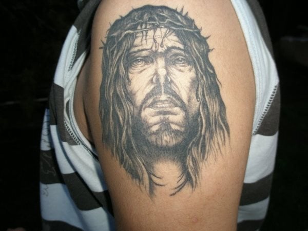 Tatuaje del semblante de Jesucristo en el brazo, la verdad es que a pesar de la gran delicadeza y detalles de este tatuaje, la cara conseguida para el Hijo de Dios no nos gusta demasiado, no es la clásica, pero no nos parece bonita