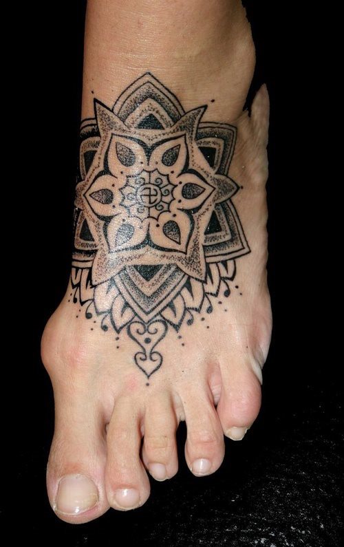Hemos de decir que este diseo est en el pie pero hay una parte de pie que se llama empeine que es exactamente donde est este tatuaje