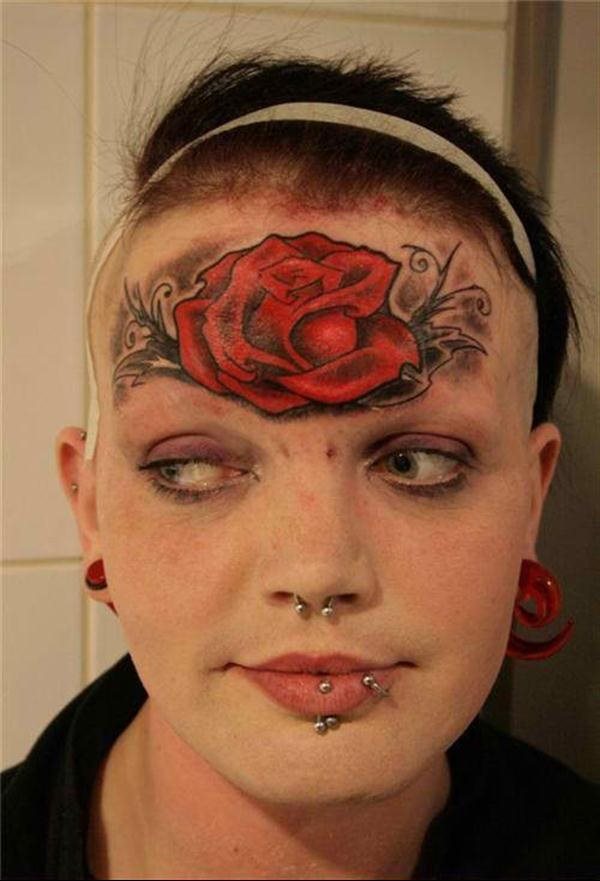 Esta chica ha sido un tato valiente y arriesgada y se ha tatuado la frente, la verdad es que es un tatuaje que no nos gusta demasiado porque creemos que tatuarse la frente es algo que posiblemente nos arrepintamos algún día y ya será tarde