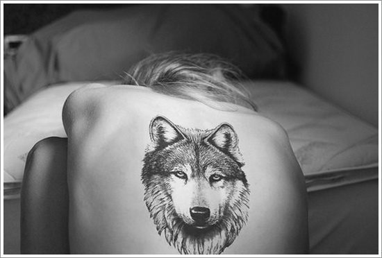 Los lobos son más comúnes en los hombres pero aquí tenemos un diseño bastante sexy en el centro de la espalda de una mujer