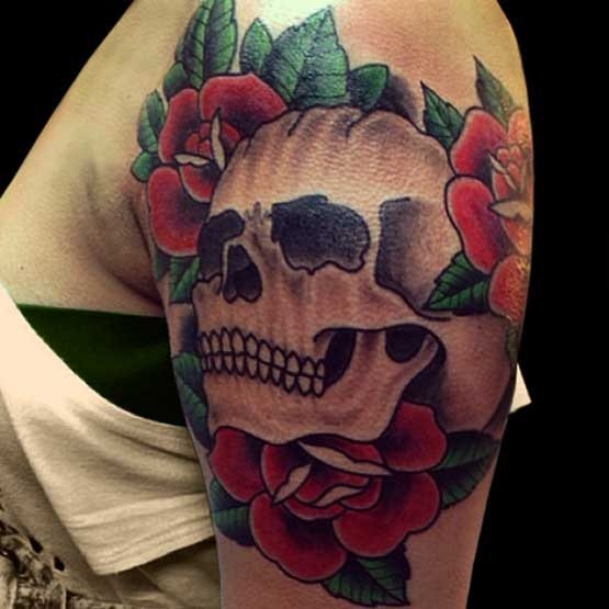 Otro diseño de una calavera rodeada de rosas rojas con flores verdes