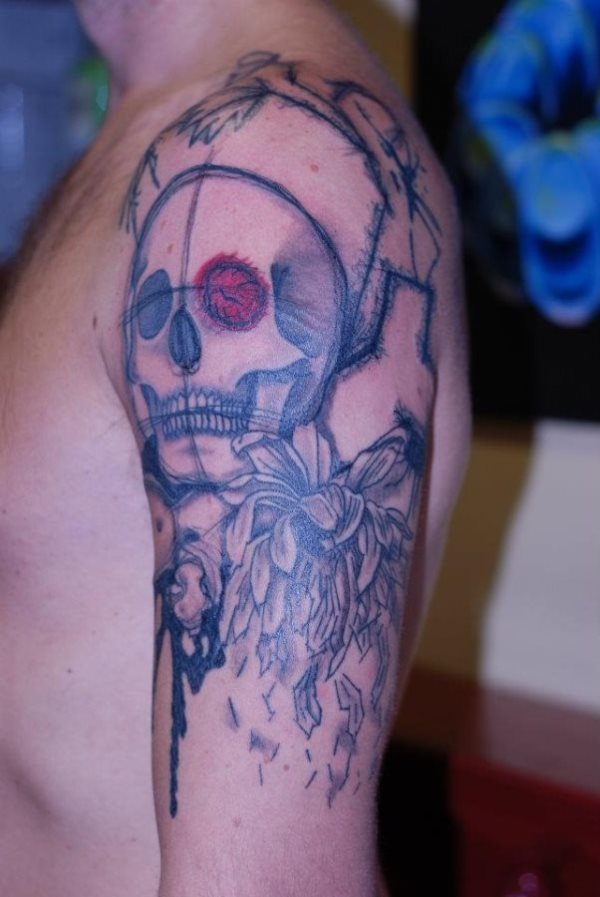 Tatuaje de calavera de la que de un ojo parece salirle parte del cerebro, como podemos ver es un tatuaje que aún no está acabado y que tiene trazos que deberán ser eliminados para finalizarlo, es un tattoo más de los muchos tatuajes de calaveras que aquí os mostramos