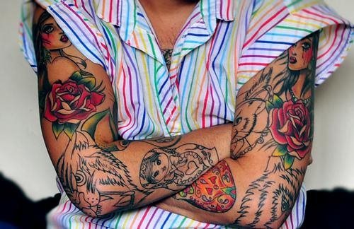 Esta persona lleva ambo brazos completamente tatuados