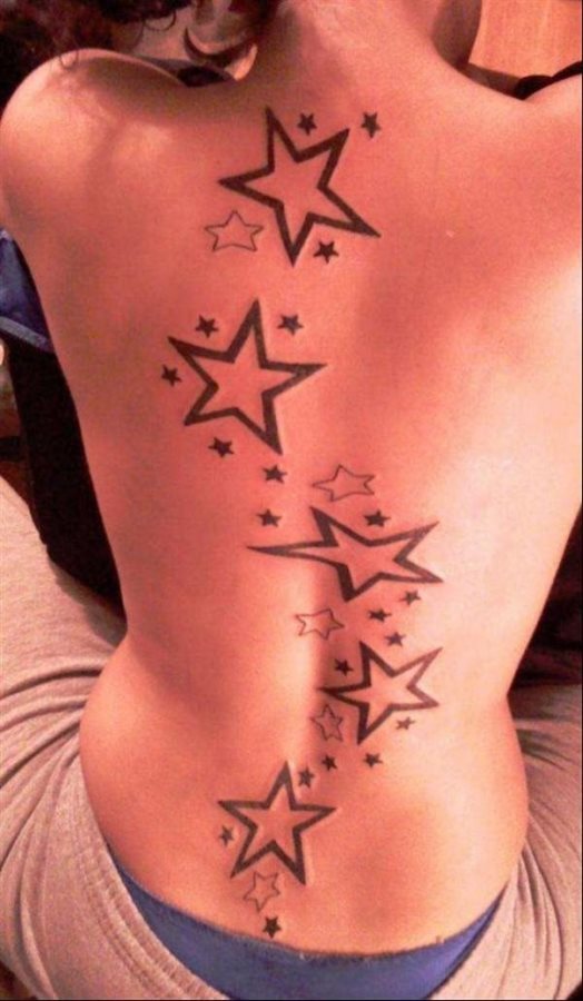 Tatuaje muy femenino y sexy que recorre toda la espalda con estrellas de diferentes tamaños, algunas rellenadas y otras no, de manera muy sensual y ocupando un gran espacio en toda la espalda de esta bonita chica