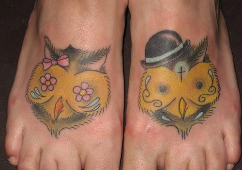 Dos búhos caracterizados como hombre y mujer tatuados en ambos empeines componen un tatuaje súper original, tanto chico como para chica, en ete caso parece ser el tattoo de una chica con muy buen gusto, ya que a nosotros particularmente, nos ecantan el tatuaje y la originalidad del mismo