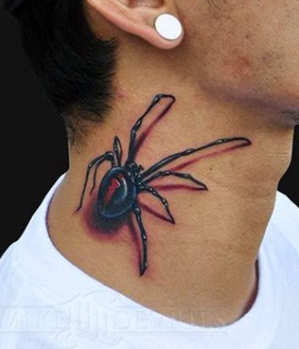 Tatuaje sobre el cuello de una gran araña que parece estar subiéndole por el cuello a este chico, un trabajo y una decisión arriesgada que han dado un buen resultado y que seguro da un susto a más de uno