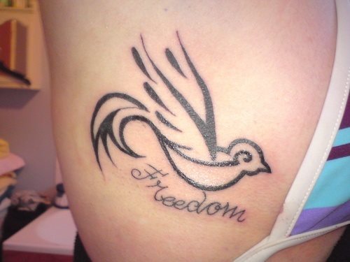 Hemos dicho anteriormente que el tatuaje de cualquier ave tiene un significado de libertad; en este caso, esta golondrina lleva la palabra freedom (libertad) en la parte inferior