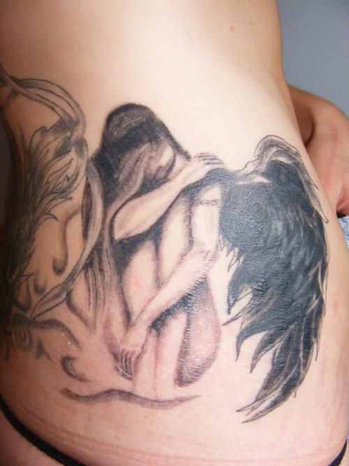 Tatuaje de una mujer ángel en el que se ha utilizado la técnica del difuminado para realizar todo el trabajo, dando como resultado un tattoo muy bueno, de gran calidad y una originalidad espectacular, que seguro hace las delicias de esta persona que ha querido dejar sobre su piel una pequeña obra del arte de tatuar