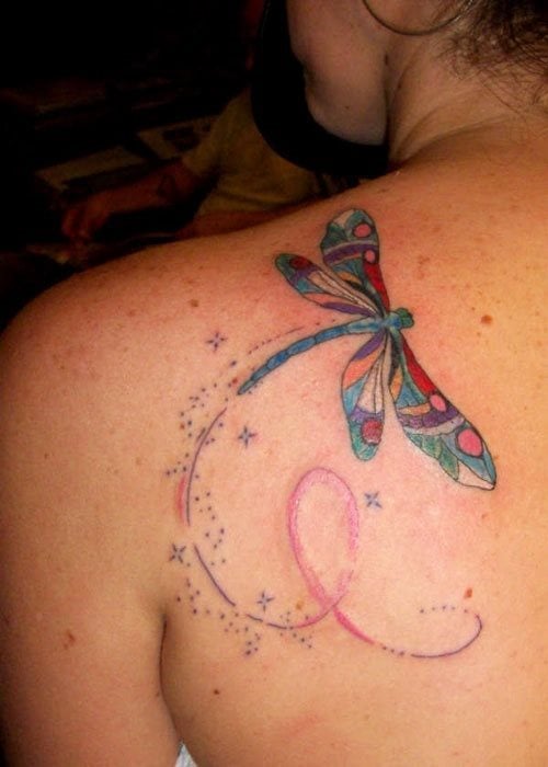 Tatuaje de una colorida libélula que nos encanta por su diverso relleno y por la gran cantidad de colores utilizados, además de la zona escogida para tatuar y la forma de vuelo que se le ha dado al animal para el tatuaje