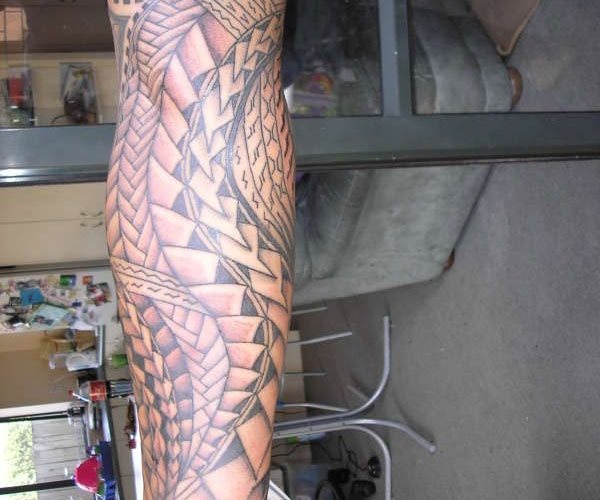 Tatuaje de trazos puntiaguados que ocupa todo el brazo formando una combinación perfecta con la silueta del brazo dándole al tatuaje un gran aspecto de movimiento y opacidad, muy bueno