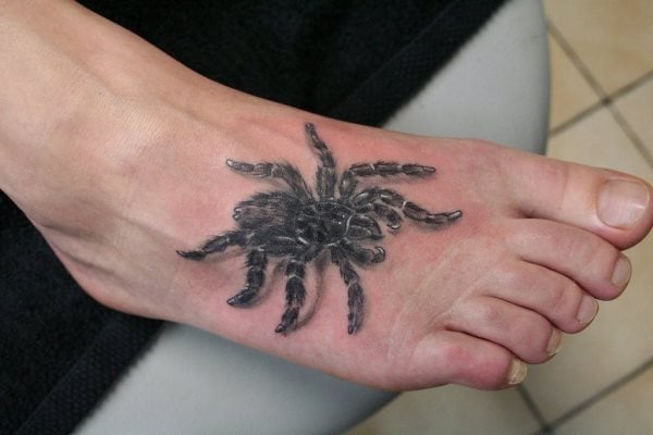 Una araa peluda y muy realista tatuada en el empeine