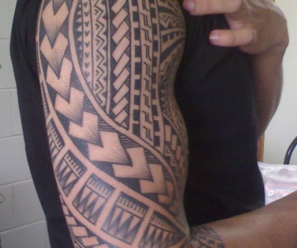 Nos gusta mucho este tatuaje por la buena conjugación de las barras y trazos que lo componen, dan un aspecto muy positivo a este brazo, tal vez por haber utilizado unos trazos estrechos al tatuarlo 