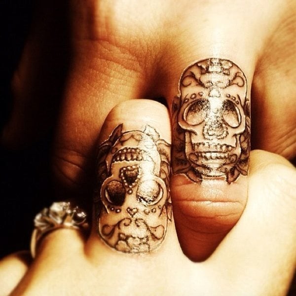 Diseo de dos calaveras en los dedos de la mano