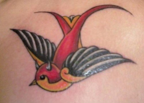 Tatuaje de una peculiar golondrina con aires de demonio, ya que si nos fijamos se ha tatuado dos pequeños cuernos en la cabeza de la golondrina, la verdad es que si quería un típico tatuaje pero con resultados diferentes, ha tenido una muy buena idea