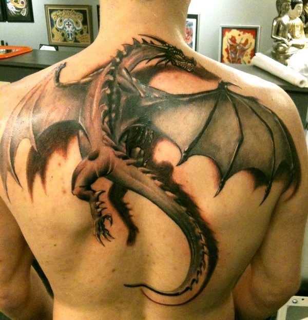 Si quieres tatuarte un dragón, te mostramos uno de los millones de tatuajes de dragones que podrás ver, en esta ocasión te presentamos un dragón tatuado sobre la espalda que paece estar volando en vez de tatuado, gracias en gran parte al juego que hacen las sombras tatuadas