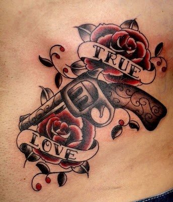 Imagen de una pistola con dos rosas con las palabras verdadero amor