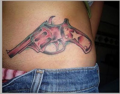 Chica joven con una pistola en el vientre