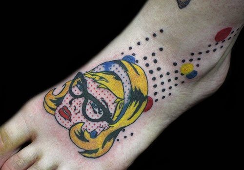 Mujer vintage dibujada al estilo de los diseños de Andy Warhol, tatuada sobre el empeine y con unas gafas muy ochenteras hacen las delicias de todos los amantes del pop art