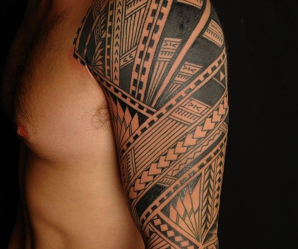Diseño azteca en color negro y ocupando casi la totalidad del brazo, un tatuaje espectacular en el que las líneas juegan un papel muy importante porque van marcando toda la anatomía del brazo de una manera recta y no curva, como estamos acostumbrados a ver