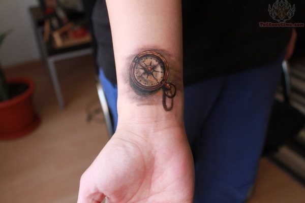 Brjula, tatuada con colores y sombreado que nos evocan a un tiempo pasado