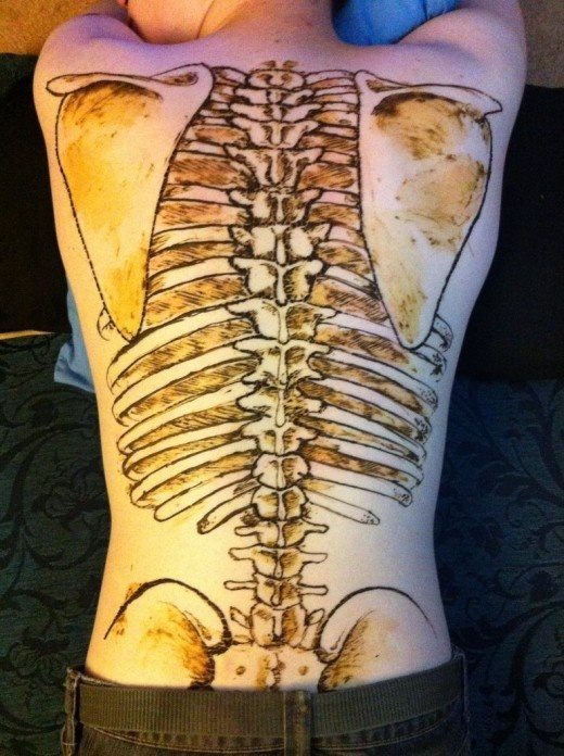 Es bastante habitual que los que deciden hacerse un gran tatuaje de huesos, lo hagan con de todos los huesos de la espalda sobre la misma