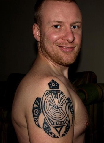 Este chico muestra orgulloso su fantástico tatuaje de una tortuga maorí situada en su hombro derecho