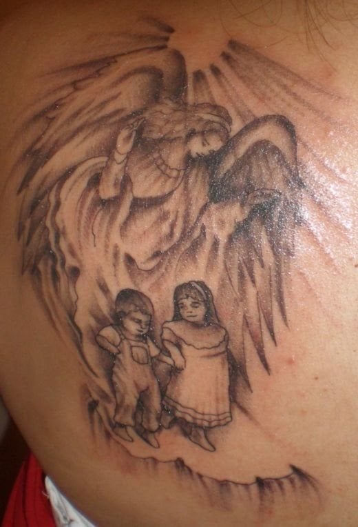Tatuaje muy original de ángeles, en esta ocasión se ha decidido por tatuar una mujer ángel que parece estar protegiendo a un niño y una niña, una muy buena idea para los creyentes y un resultado fantástico para el tatuador, al que tal vez le hubiera venido bien resaltar algunos detalles más de los niños