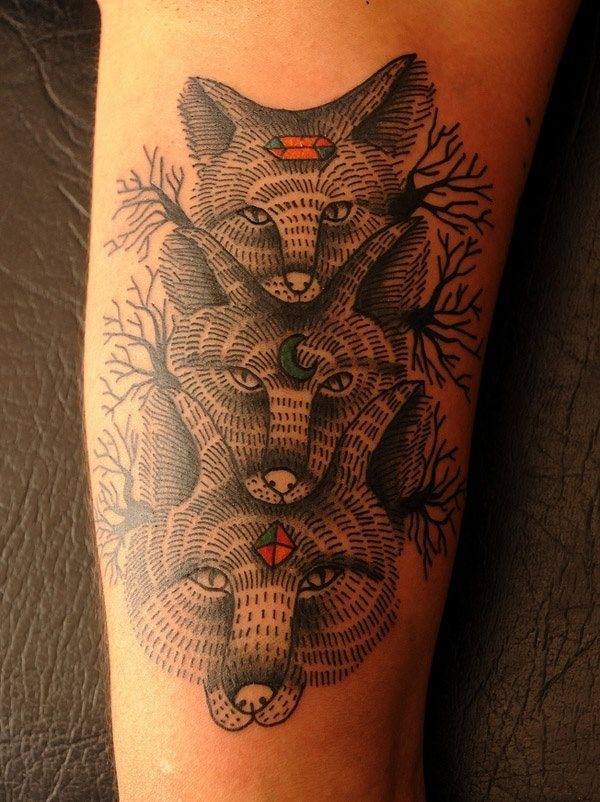 Tatuaje animal dibujado con una peculiar técnica en el que las rallas van formando todo el tatuaje y haciendo las siluetas de los animales, un tattoo muy original y bonito que nos gusta bastante y que hace un tapiz precioso sobre la piel