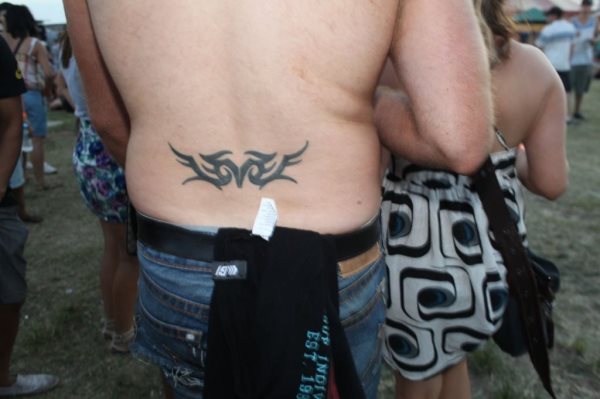 El clásico tatuaje tribal en la zona de las cervicales, cuántos habremos visto a lo largo de nuestras vidas, por suerte para los demás pasaron de moda, pero por desgracia para los tatuados a los que ya no les guste, tendrán que pasar de nuevo por tinta y aguja, para darle un nuevo lienzo a su piel