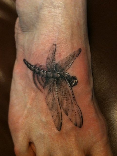 Otro diseño de libélula en tonos negros y grises con un acabado espectacular de las alas que parecen verdaderamente transparentes, nos encanta esete diseño y el gran trabajo que ha realizado el tatuador