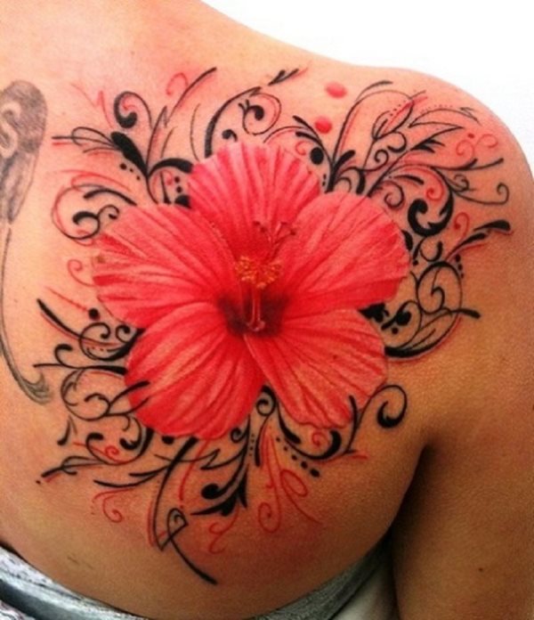 Tatuaje de una enorme flor en el pecho que ha sido decorada con gran acierto con una gran cantidad de cenefas y ramilletes que van saliendo de la flor, las cenefas son de color negro y algunos remates finales se han trazado del mismo color que la flor, un precioso tatuaje sin duda alguna