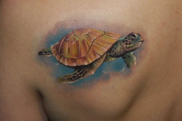 En la siguiente imagen podemos ver un fabuloso tatuaje que recrea a la perfección a una tortuga marina nadando en el océano