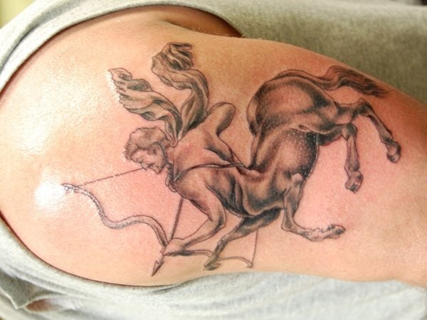 Tatuaje en el brazo de un centauro, para esta ocasión se ha conseguido un gran acabado gracias a la gran cantidad de sombras y detalles utilizados en el diseño del tatuaje, sin duda, un tattoo muy apreciado por los amantes de todo lo relacionado con la mitología