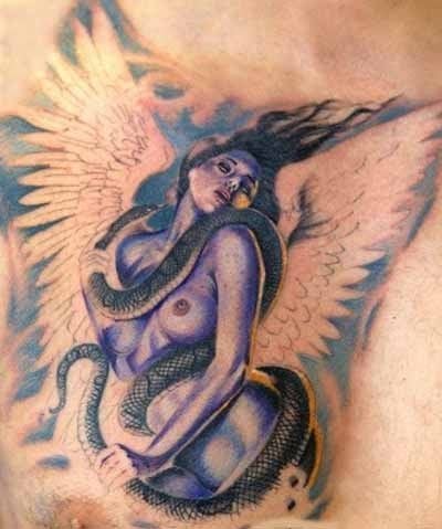 Tatuaje de una mujer alada con una serpiente aue le rodea por todo el cuerpo y al que no sabemos decidirnos con seguridad en si las alas nos gustan o no, si bien es cierto que dan un aspecto brillante al tatuaje, tal vez con mejores acabados y muchos más detalles, hubieran quedado unas alas imponentes para este tattoo
