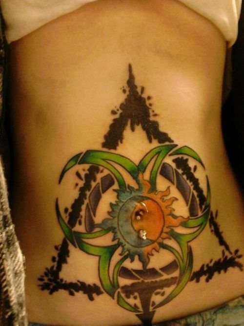 Simbolo extrao tatuado en la barriga