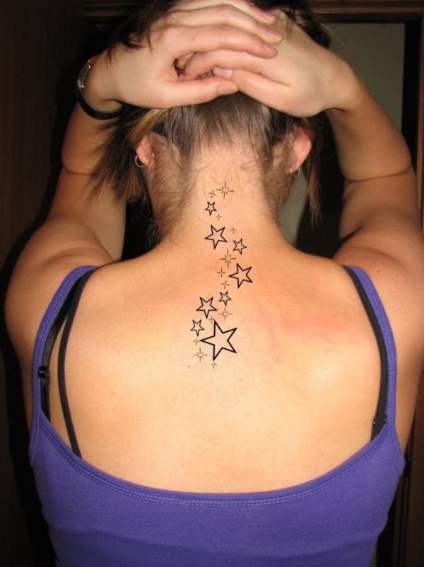Estrellas que empiezan en el cuello y terminan en la mitad de la espalda