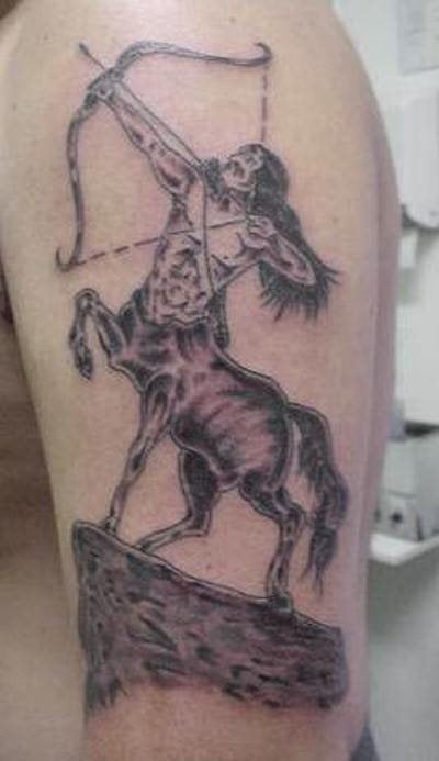 Tatuaje mitológico de un centauro en plena guerra tirando una flecha con su arco, no podemos decir que tenga unos trazos muy conseguidos y que tal vez le vendría bien un repaso para reforzar los colores negros y que un rediseño del dibujo también le sentaría bien a este tattoo