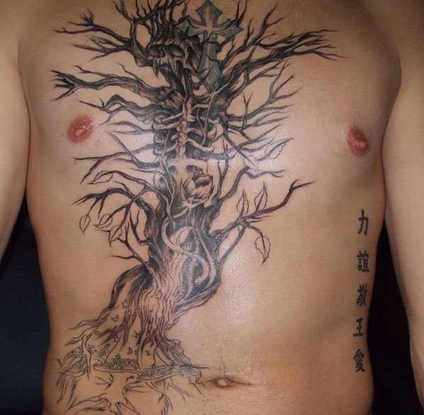 Este chico tiene un gran tatuaje de lo que parecen las ramas de un rbol y distinguimos entre dichas ramas una pequea cruz