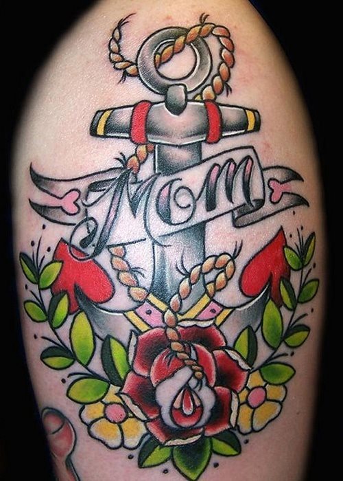 Tatuaje de un ancla dedicado a la madre del portador