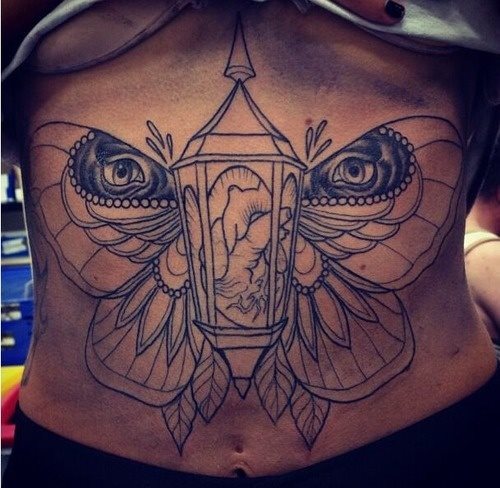 Tatuaje de ojos insertados en las alas de una mariposa