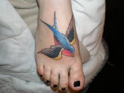 Tatuaje de una golondrina coloreada con los tpicos colores del estilo Old School