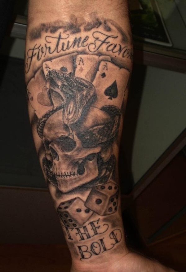 Tatuaje de la fortuna podríamos llamarle a esta composición formada por una calavera, unas cartas de poker en las que podemos apreciar un poker de ases, una serpiente, unos dados y algunas palabras en alusión a la fortuna y a la suerte