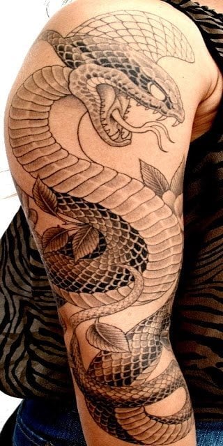 Tatauje incompleto de una serpiente con flores, del que estamos convencidos que si se utilizan unos buenos colores va a quedar un tatuaje espectacular y es que ya lo es, a pesar de que aún queda por terminar muchas partes, magnífico trabajo el del tatuador