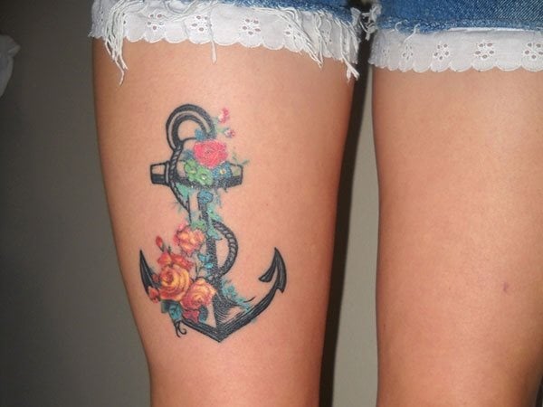 Otro tatuaje de un ancla en la pierna de una chica, con gran acierto de completar con unas bonitas flores de colores y restos de agua que envuelven de manera muy acertada el ancla, la verdad que es de los tatuajes de ancla más sexys que hemos visto hasta ahora