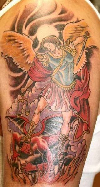 Tatauje de un ángel guerrero a todo color que etá luchando contra un demonio, al que parece tener controlado, sin duda un gran trabajo de los colroes y la gran cantidad de dibujos y como no, un tatuaje muy representativo