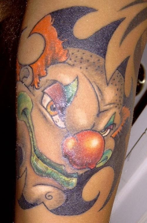 Si quieres un tatuaje original de un payaso sin duda tendrás que hacer como en este caso y diseñar un payaso diferente, ya sea como aquí porque acabe con el pelo en forma de tribal o porque utilices colores diferentes a los que estamos acostumbrados a ver, ya sea como en otro tatuaje que tenemos en esta galería en el que se ha utilizado una nariz azul en vez de roja