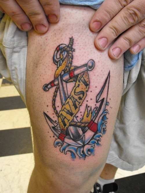 Tatuaje marinero donde los haya, caracterizado por el ancla de metal y la palabra avast en mayúsucula, muy buen diseño para todos aquellos soñadores con la mar y amante de las aguas